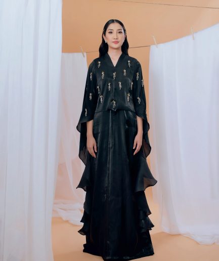 Aryanty in Onyx Black