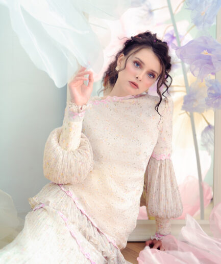 Tulip in Bavarian Cream with Pink Accents